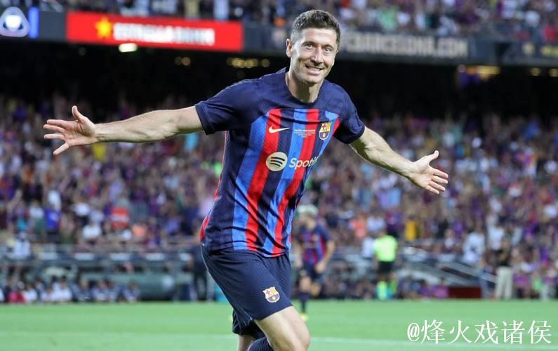 击败奥萨苏纳后，巴萨球员们放松身心观看板式网球赛