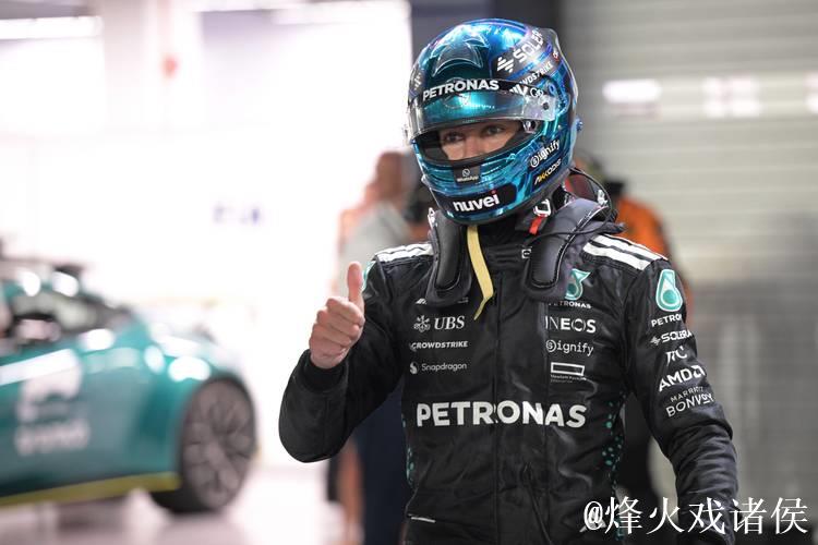 F1新加坡大奖赛：拉塞尔从杆位起步夺冠，维斯塔潘获亚军